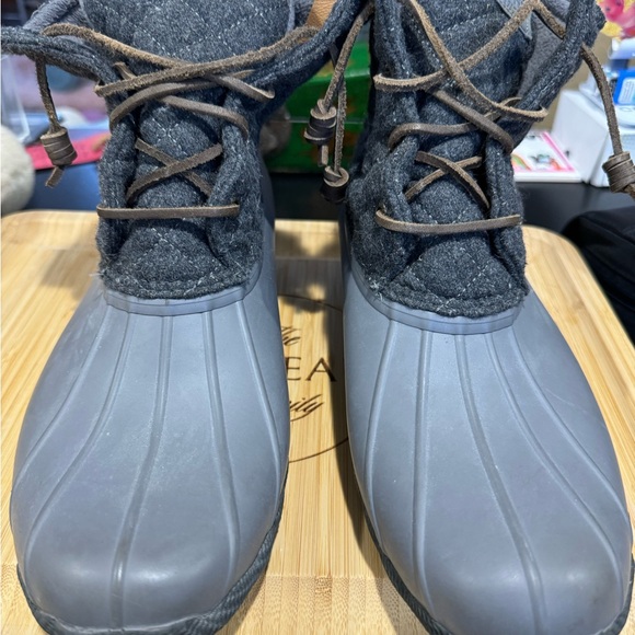 Sperry waterproof duck boot with flannel top. - Picture 3 of 4